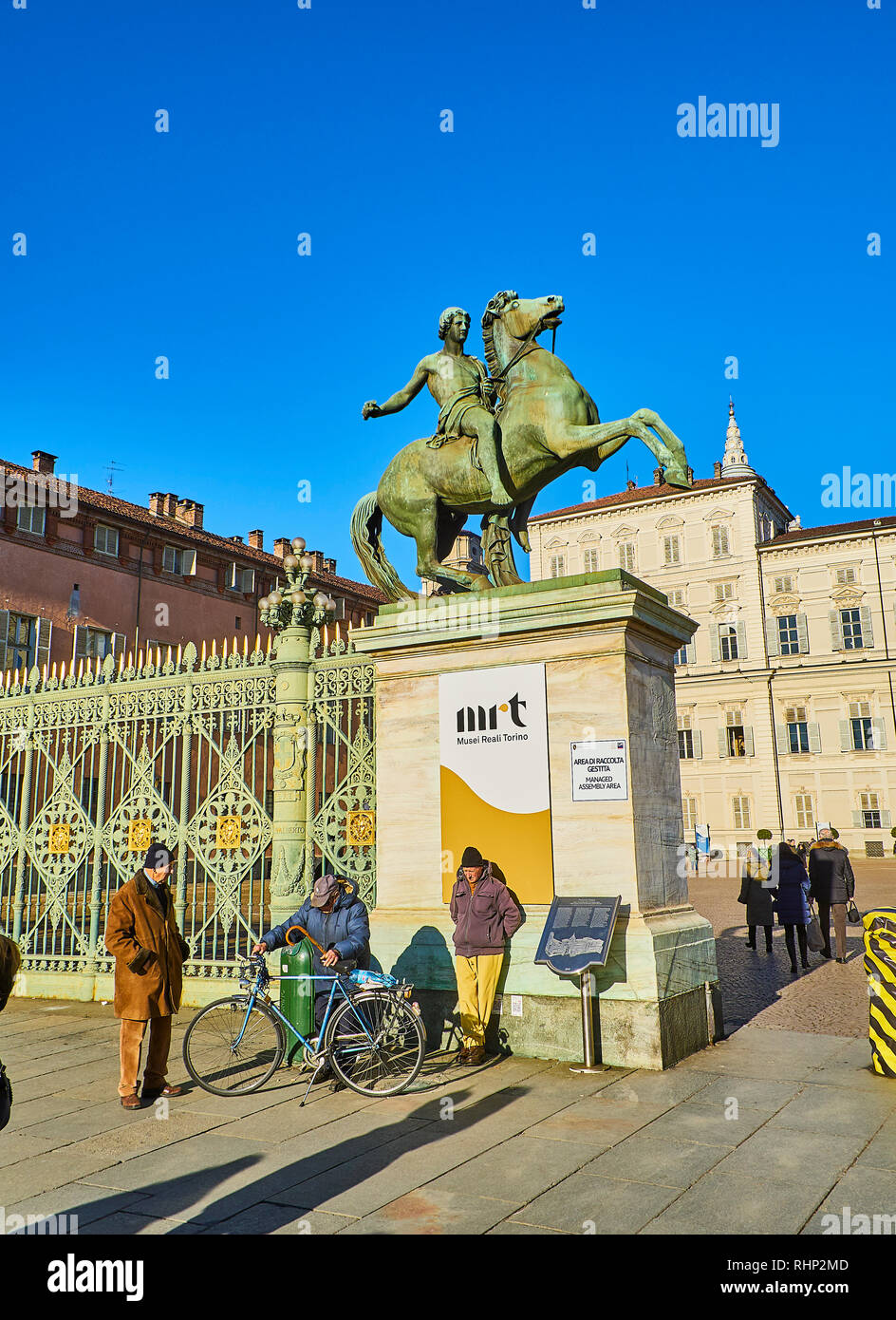 Cittadini sotto la statua di ricino davanti al Palazzo Reale di Torino. In Piazzetta Reale square, Torino, Piemonte, Italia. Foto Stock