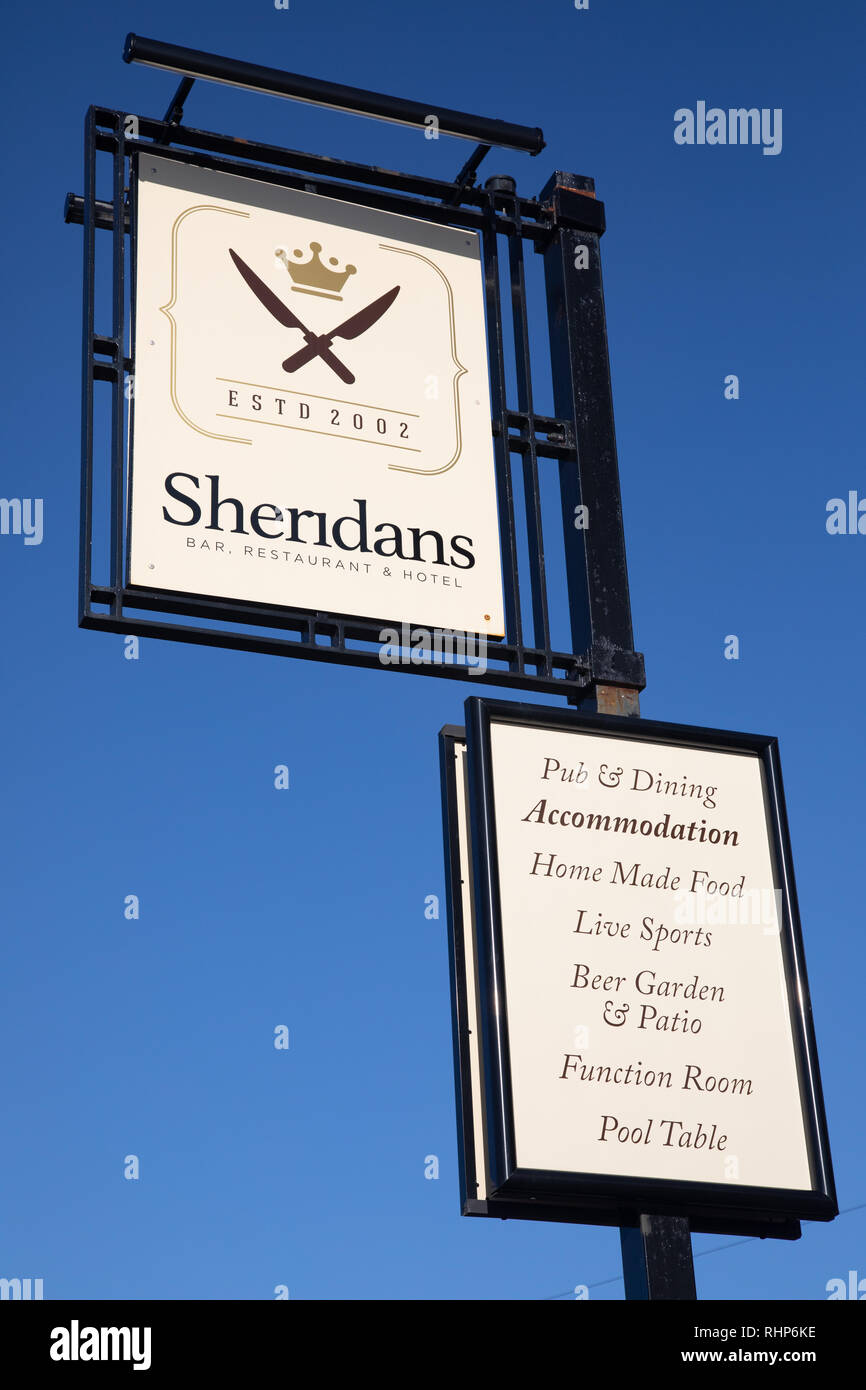 Segno esteriore per Sheridan bar ristorante e hotel che indica i servizi forniti Wallasey Village Febbraio 2019 Foto Stock