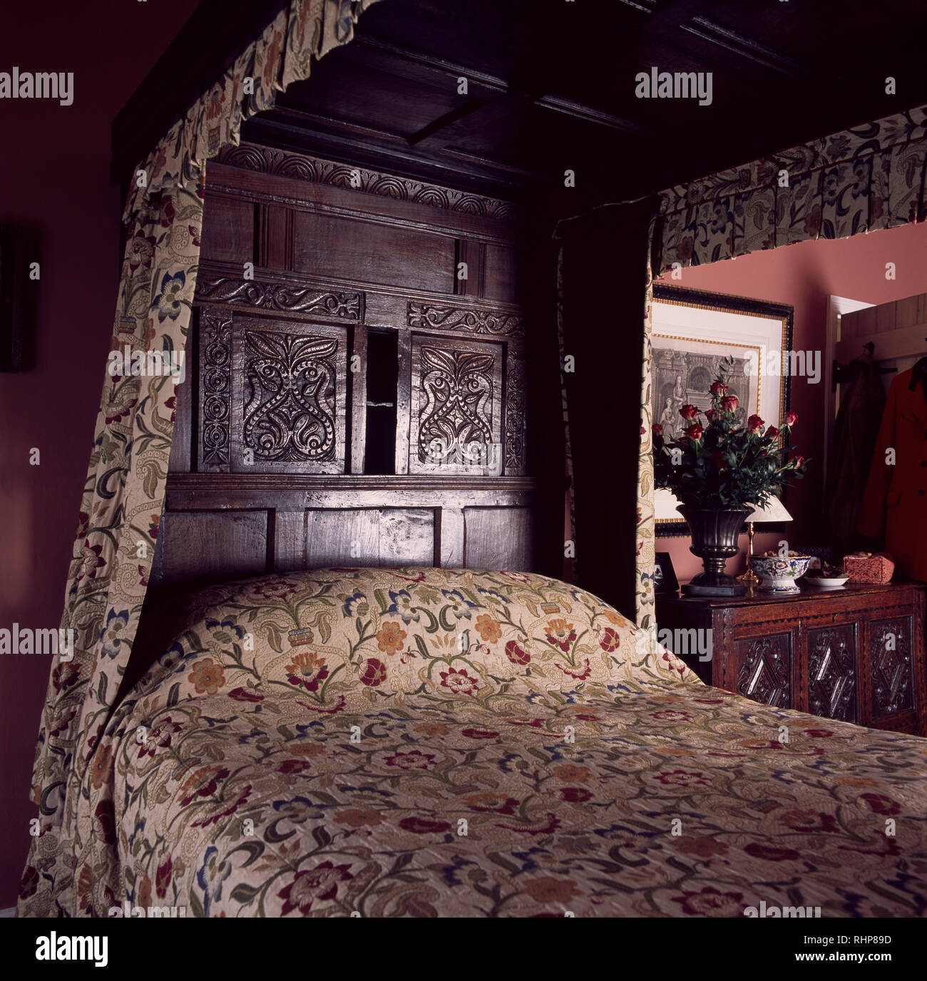 Legno intagliato letto antico paese in camera da letto Foto Stock