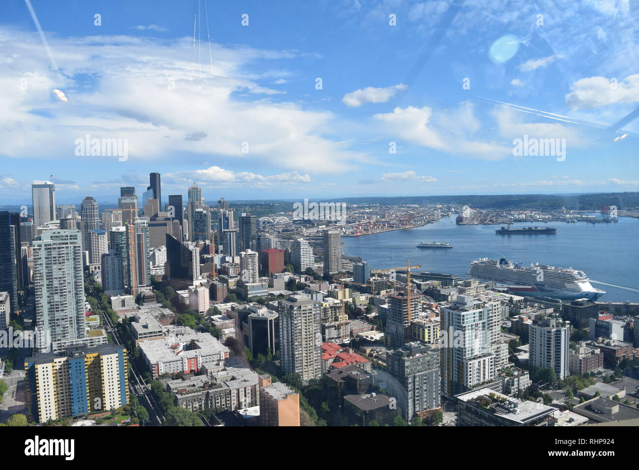 Vista dalla cima dello Space Needle affacciato sul centro di Seattle, Washington Foto Stock