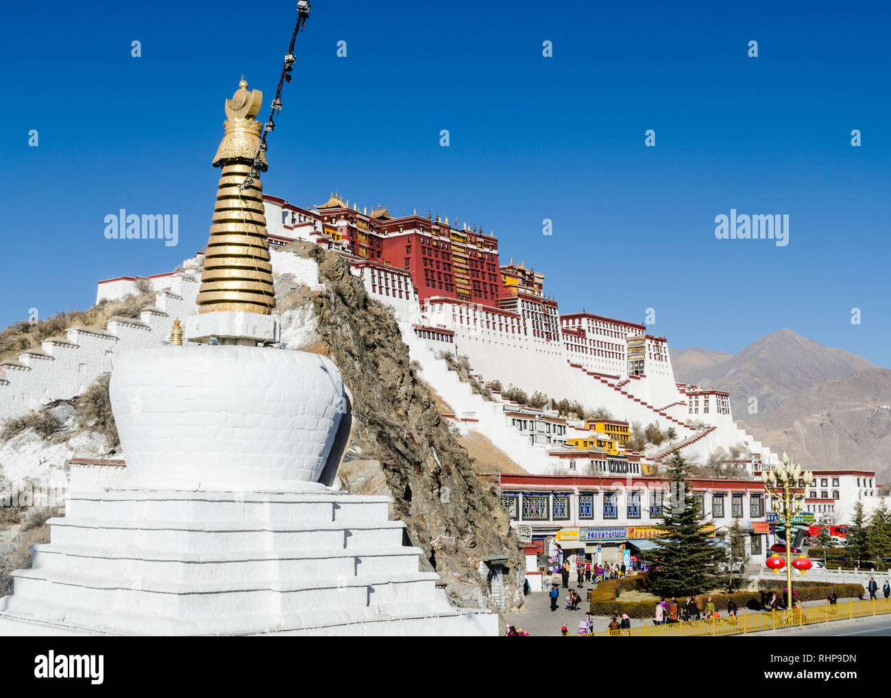 Vista del Palazzo del Potala e gli stupa da Chakpori hill, Lhasa, in Tibet Foto Stock