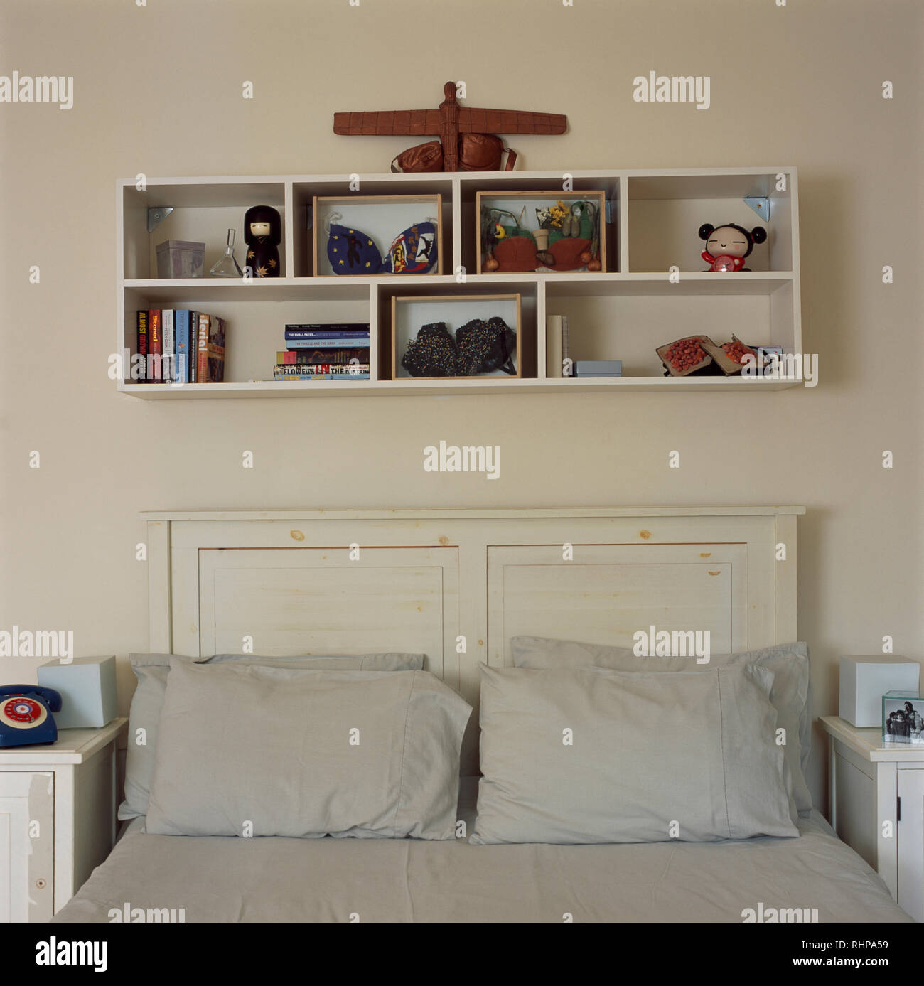 Semplice scaffalatura sopra il letto in stile economy camera da letto Foto Stock