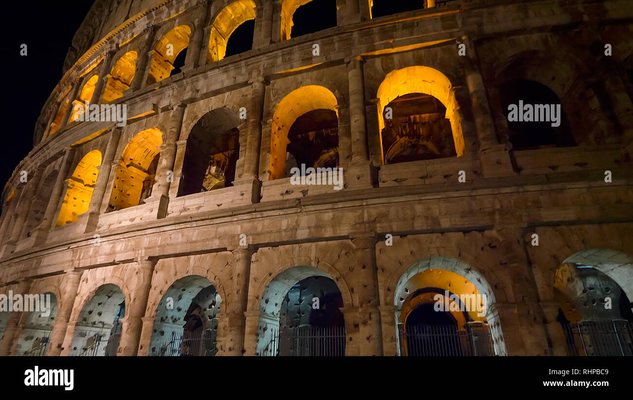 Colosseo di Roma di notte in Roma, Italia Foto Stock