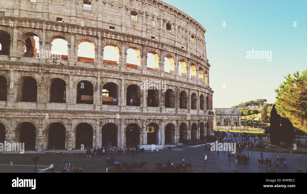 Colosseo romano e ai turisti la mattina presto a Roma, Italia Foto Stock