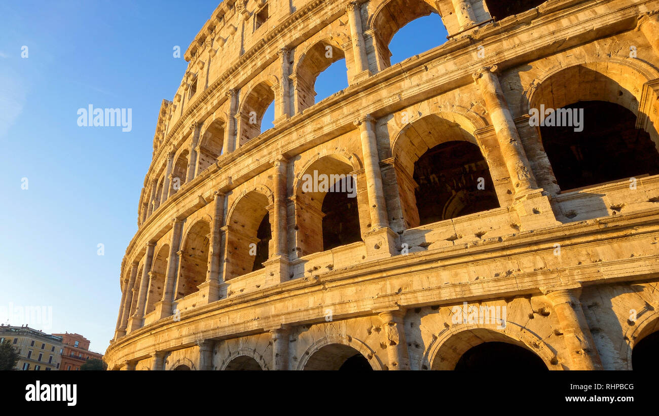 Mattina calda luce sul Colosseo a Roma, Italia Foto Stock