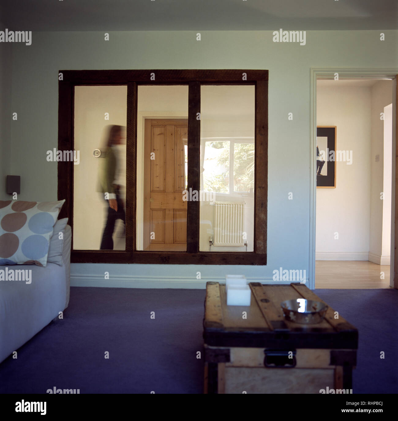 Finestra interna in soggiorno con petto utilizzato come tavolino da caffè  Foto stock - Alamy
