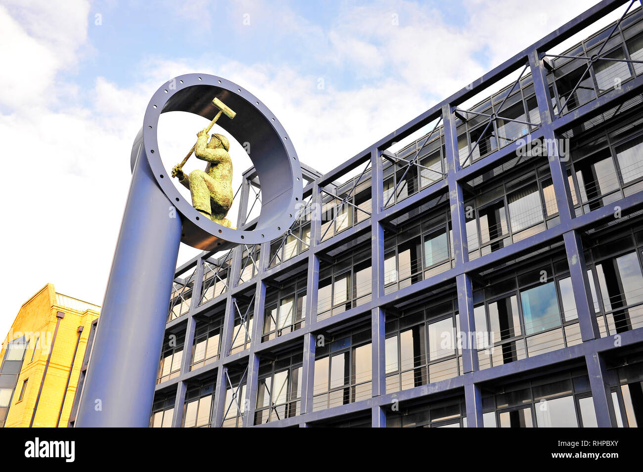 La scultura rappresenta una nave builder di fronte all'edificio di chiglia su re Parade, Liverpool, costituito da 240 appartamenti Foto Stock