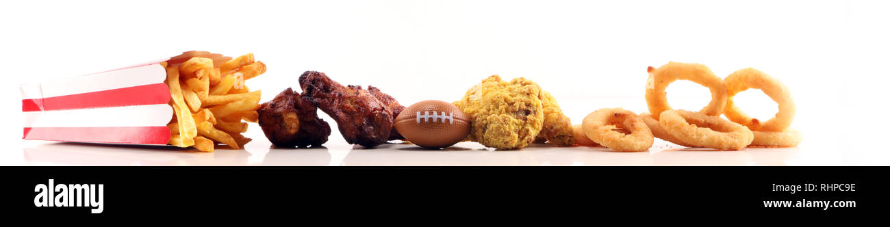 Ali di pollo e patatine fritte e anelli di cipolla per il calcio su una tabella. Grande Recipiente per il gioco del calcio Foto Stock