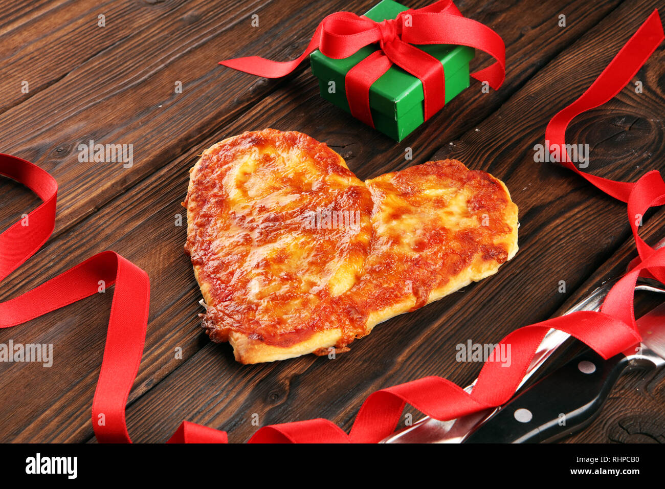 Il Giorno Di San Valentino Pizza A Forma Di Cuore Sulla Scuri In Legno Rustico Sfondo Cuore Di San Valentino Pizza Cibo Foto Stock Alamy