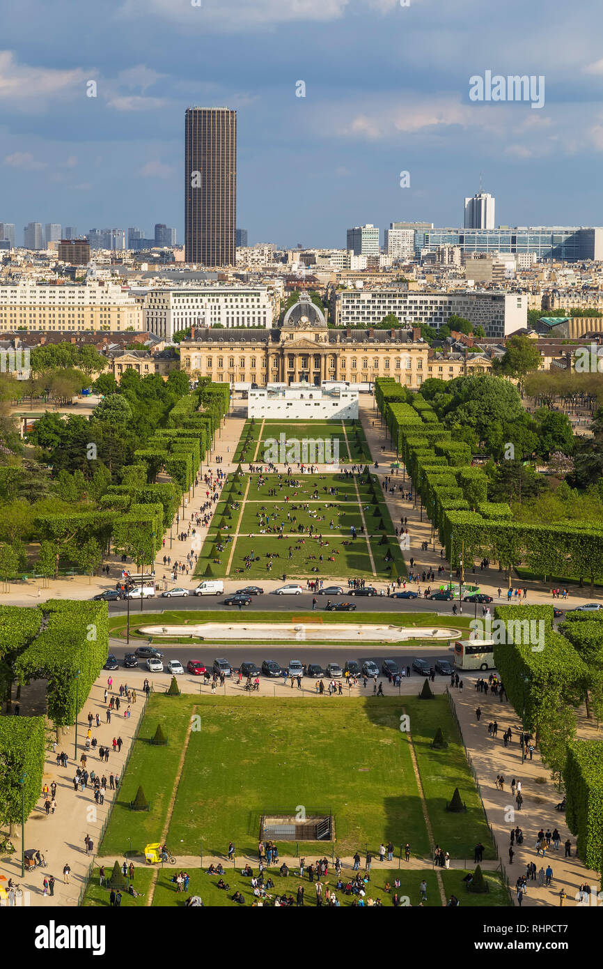 Vista dalla Torre Eiffel a Champ de Mars e il complesso di edifici della scuola militare di Parigi Foto Stock