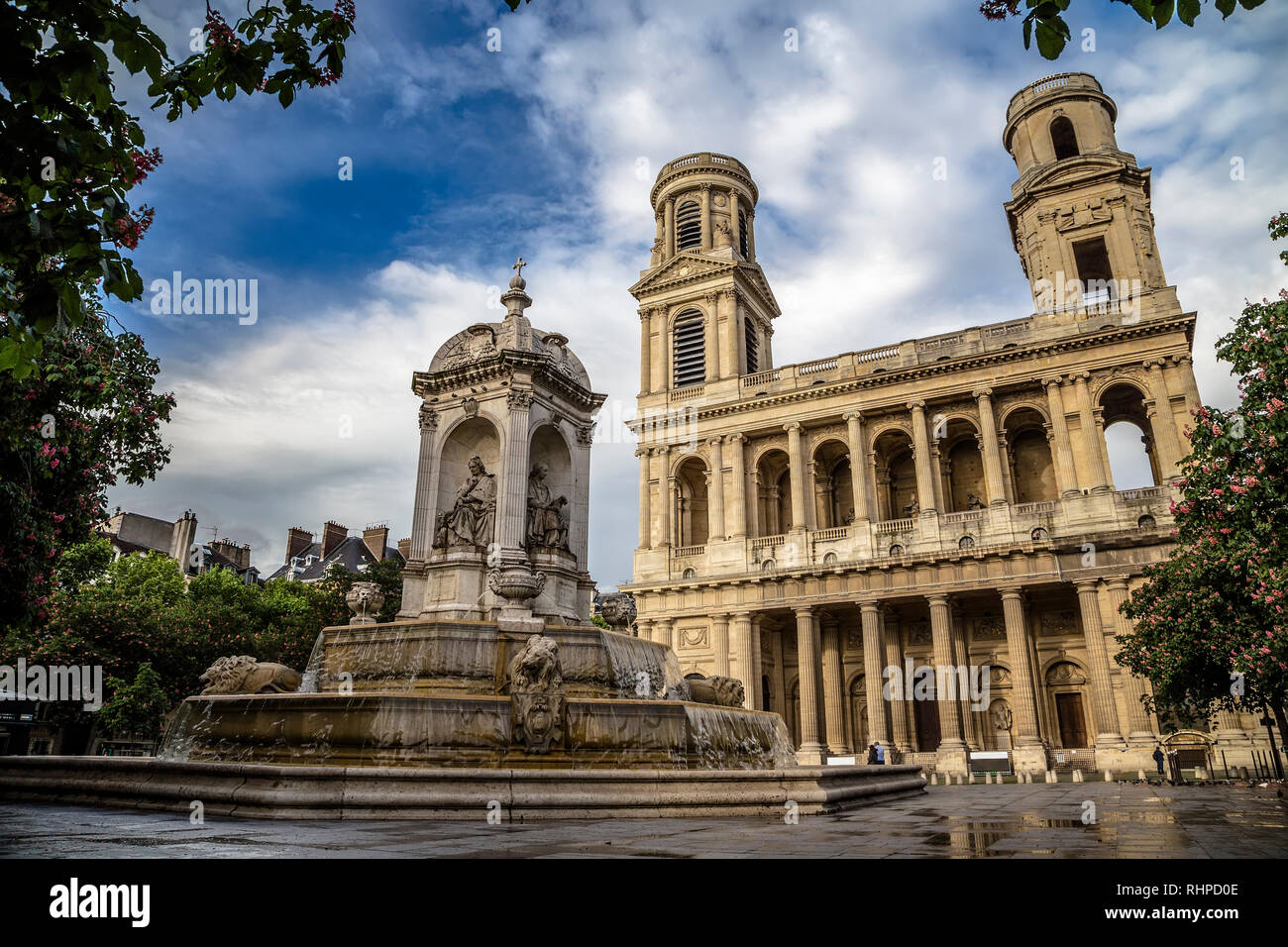 La chiesa di Saint Sulpice e la fontana di fronte a lei. Parigi. Francia Foto Stock