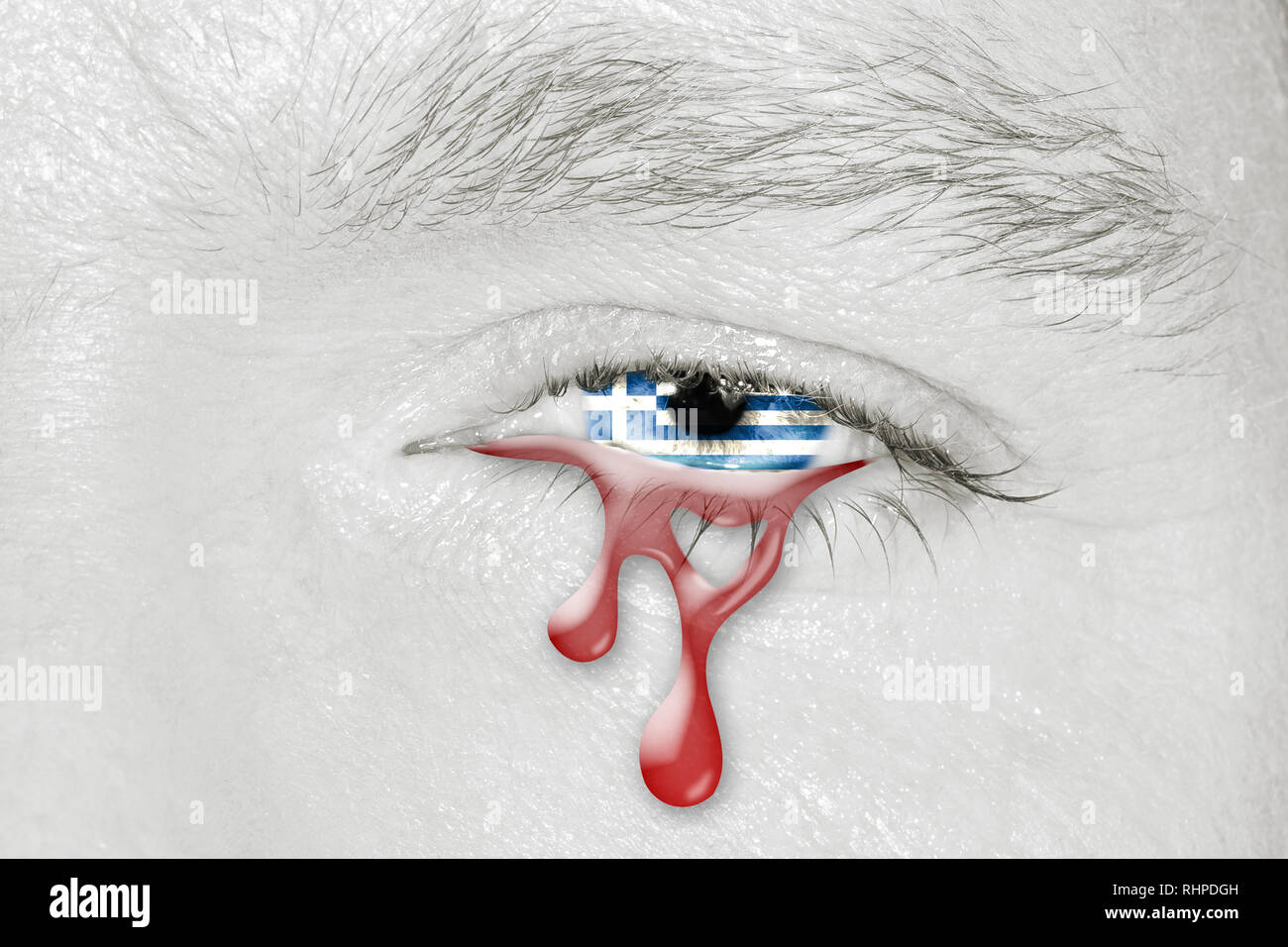 Il pianto sanguinosa occhio con la bandiera della Grecia iris. Concetto di tristezza per il Greco dolore circa la crisi finanziaria, l'austerità, la pianificazione finanziaria e patriottica Foto Stock