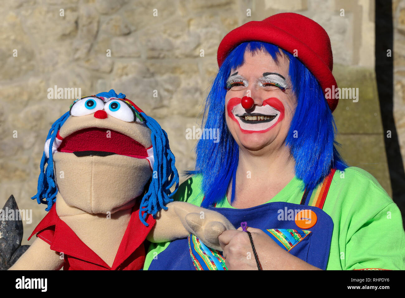 I clown sono visti durante l'evento. I clown sono visti al Grimaldi servizio di chiesa in chiesa di Tutti i Santi, Dalston, East London in memoria di Giuseppe Grimaldi (1778-1837), un attore inglese, comico e ballerino, che è ampiamente considerato come il "padre" della moderna clowning. Foto Stock