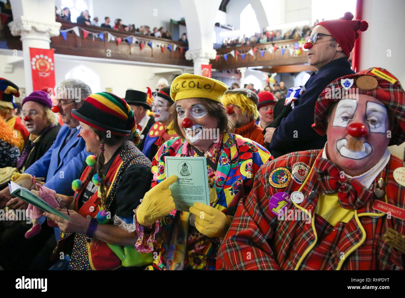 I clown sono visto per partecipare ad un servizio di chiesa in chiesa di Tutti i Santi, Dalston durante l'evento. I clown sono visti al Grimaldi servizio di chiesa in chiesa di Tutti i Santi, Dalston, East London in memoria di Giuseppe Grimaldi (1778-1837), un attore inglese, comico e ballerino, che è ampiamente considerato come il "padre" della moderna clowning. Foto Stock