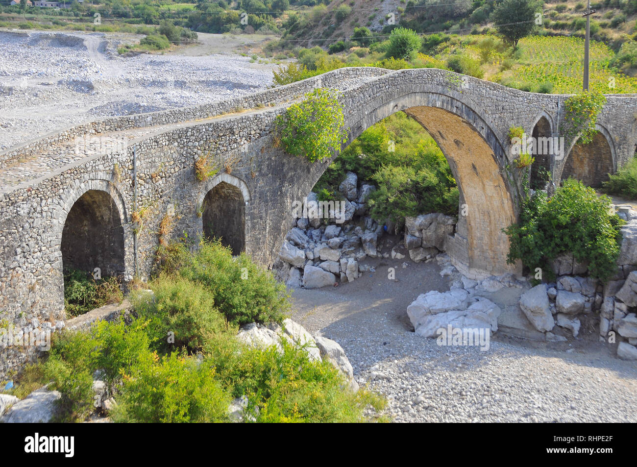 Albania, Shkodra, l'Europa. Il ponte di Mesi (Ura e Mesit) attraverso la Kiri fiume vicino a Shkodra. Foto Stock