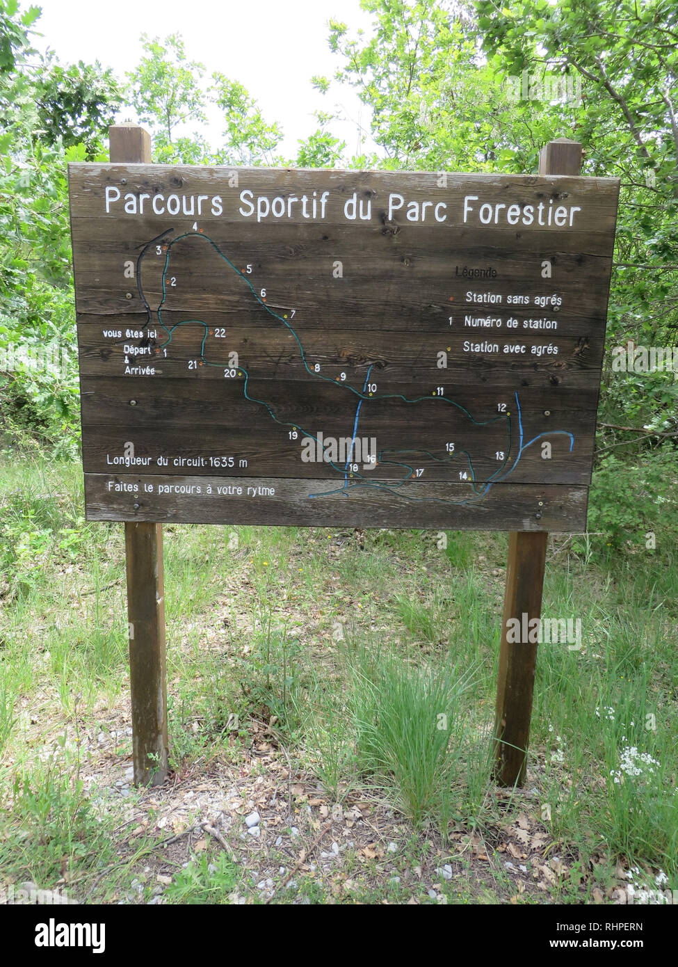 Segno Parcours Sportif du Parc Forestier Foto Stock