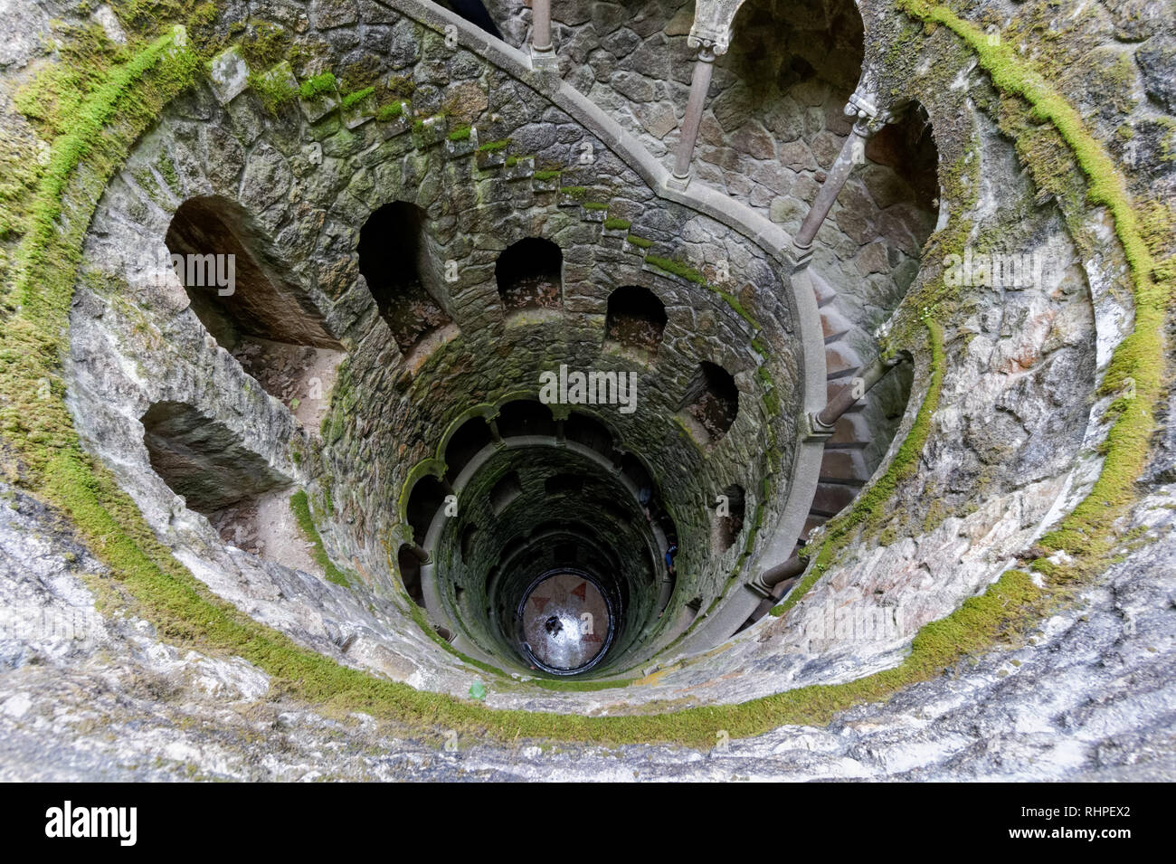Il pozzo di iniziazione o la torre invertita nel parco del palazzo Quinta da Regaleira a Sintra, Portogallo Foto Stock