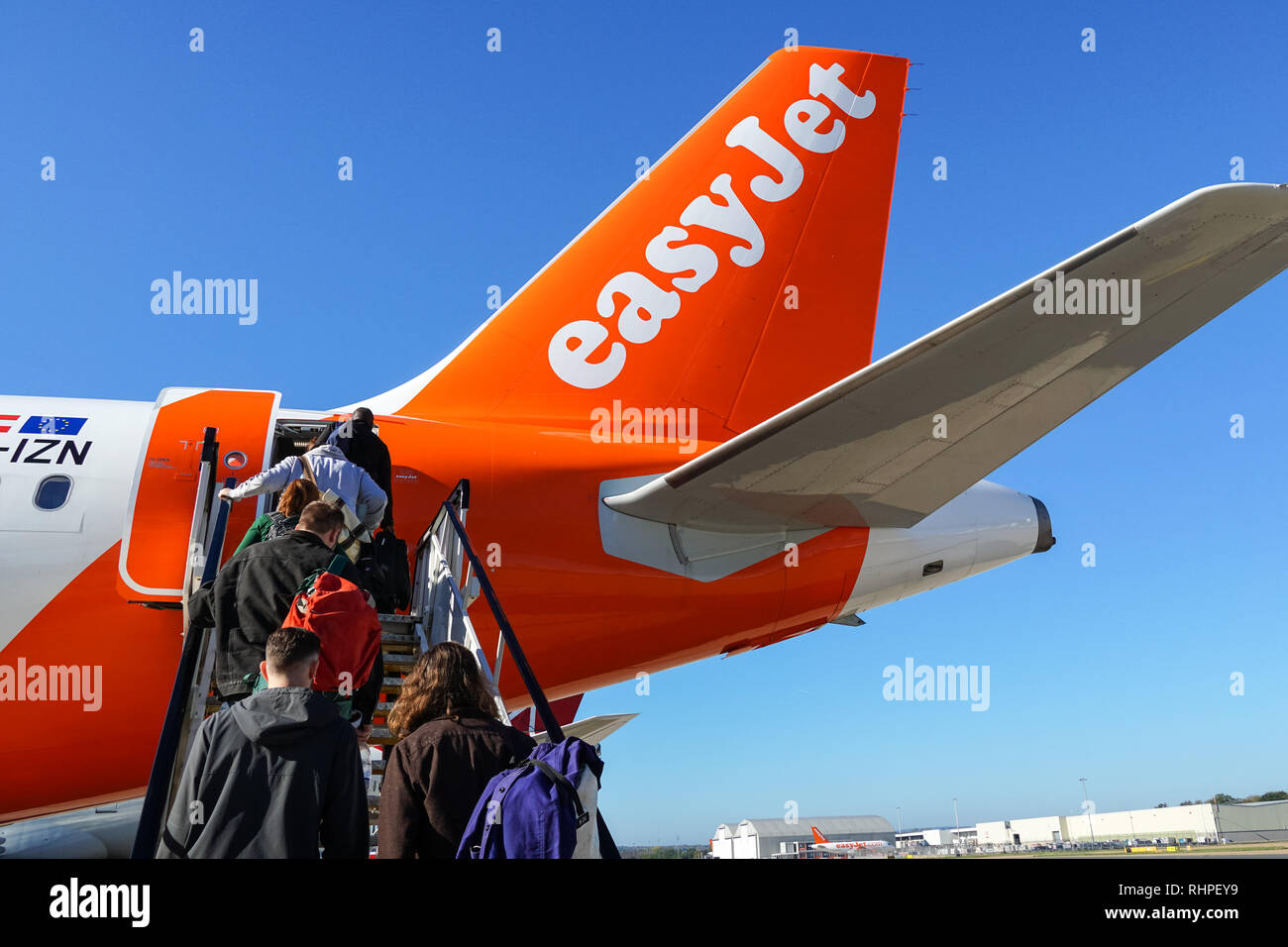 I passeggeri EasyJet imbarco aereo all'Aeroporto di Gatwick, England Regno Unito Regno Unito Foto Stock