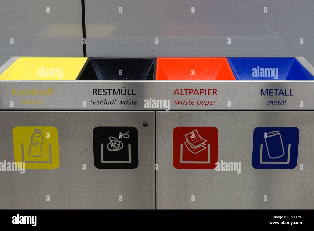 Contenitori per riciclaggio gialli, rossi, blu e neri, Vienna, Austria Foto Stock