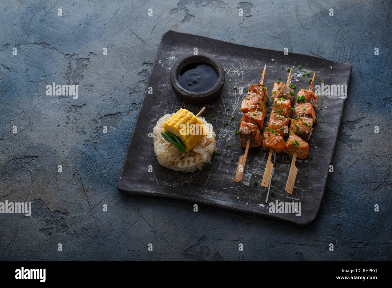 Grigliata di miso salmone con spaghetti di riso e mais, spazio di copia Foto Stock