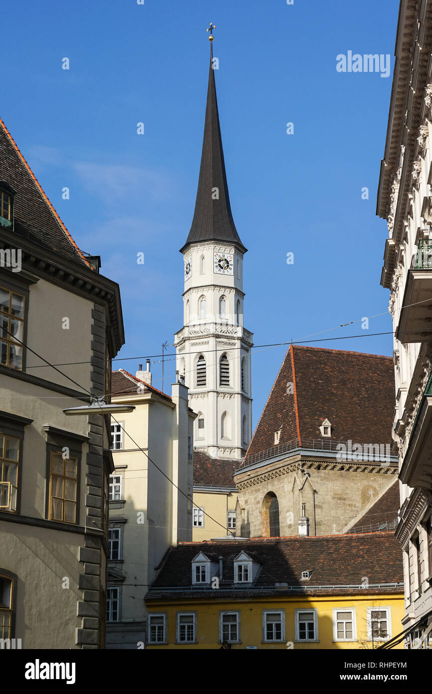 Torre della chiesa di St. Michael su Michaelerplatz a Vienna, in Austria Foto Stock