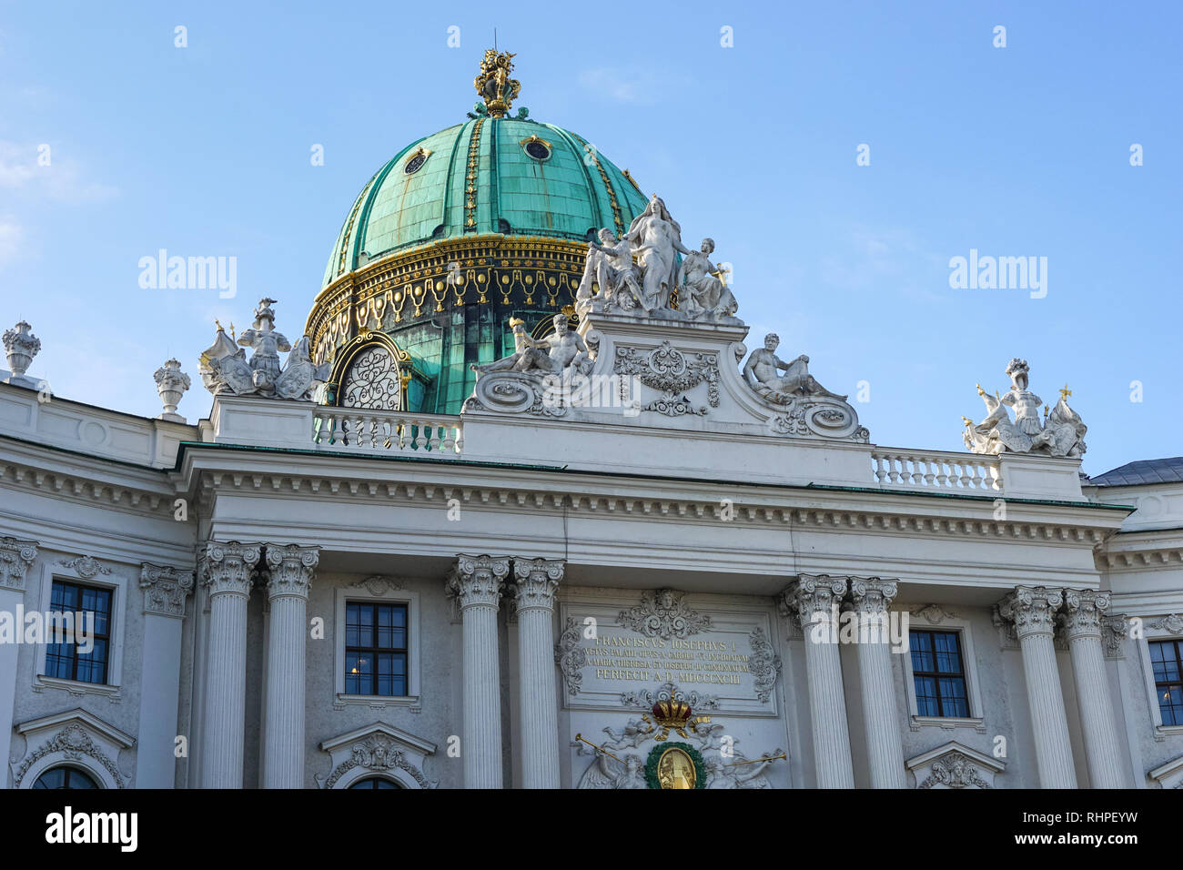 Palazzo di Hofburg di Vienna in Austria. Parte anteriore del San Michele di ala. Foto Stock