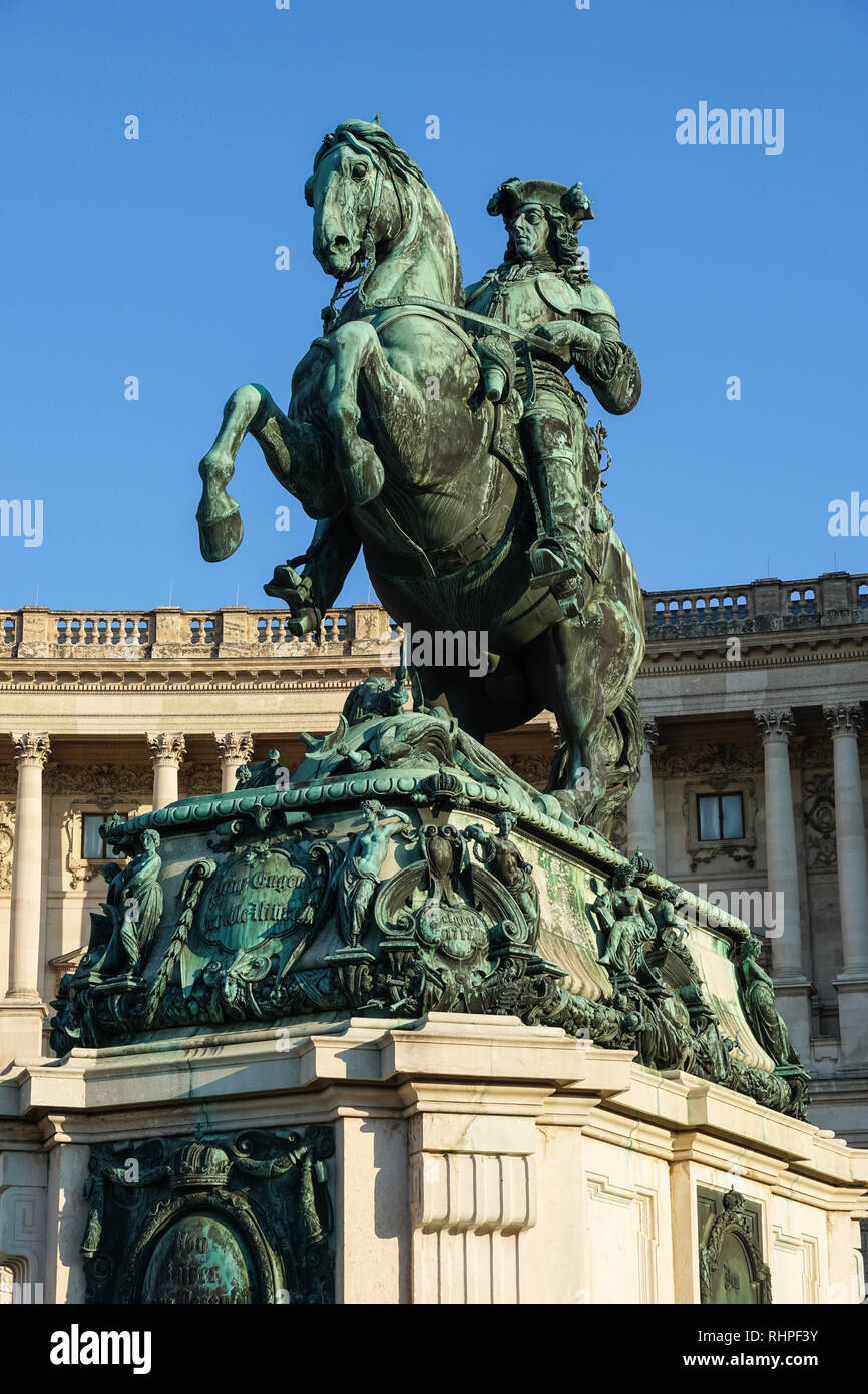 Statua equestre del principe Eugenio di Savoia sulla Heldenplatz di Vienna in Austria con il palazzo di Hofburg in background Foto Stock