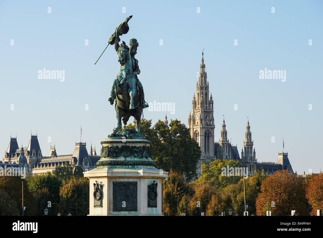 Statua equestre di Arciduca Karl sulla Heldenplatz di Vienna in Austria con il Municipio in background Foto Stock