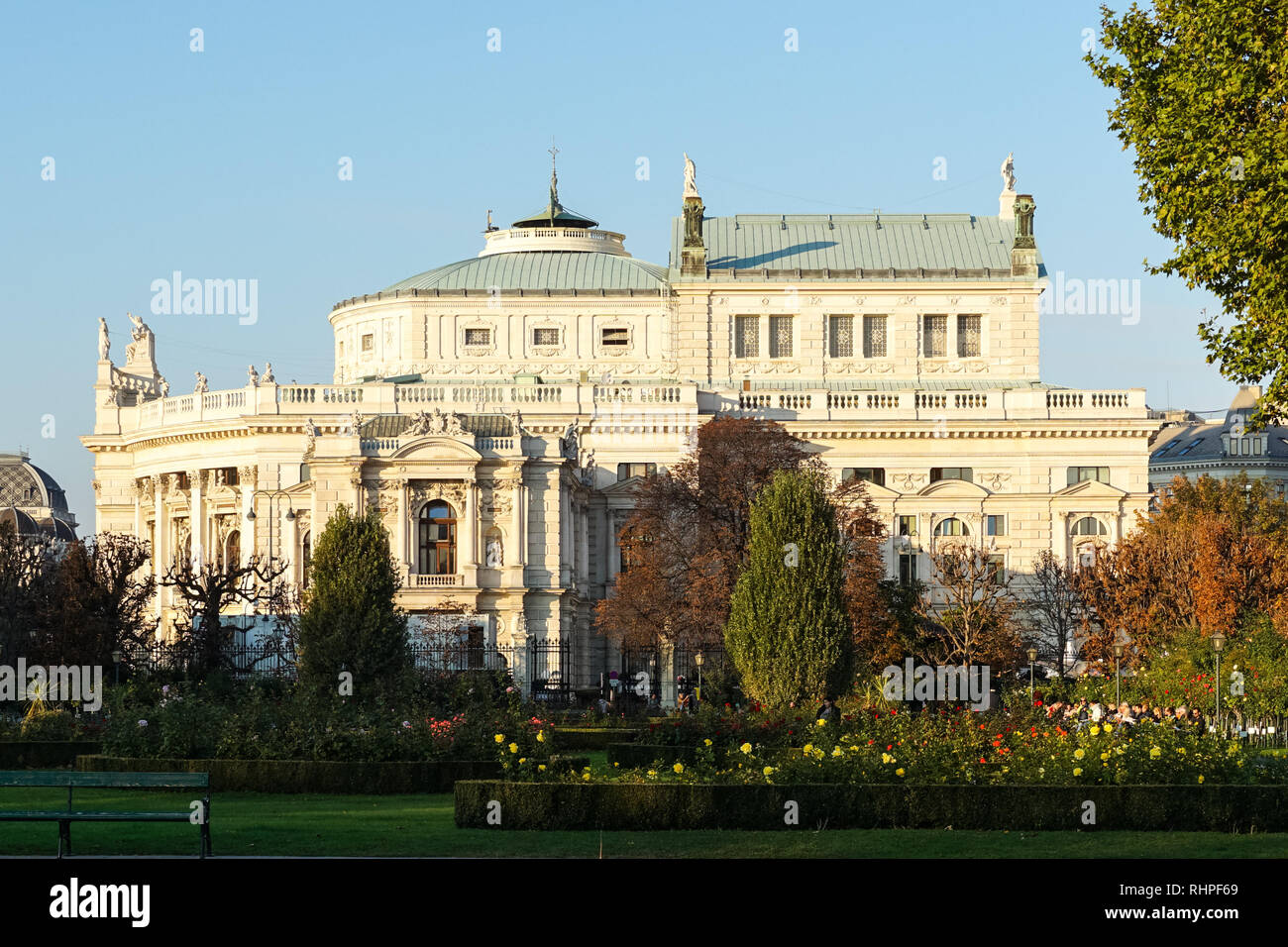 Volksgarten Parco e Giardino e Burgtheater (austriaco Teatro nazionale), Vienna, Austria Foto Stock