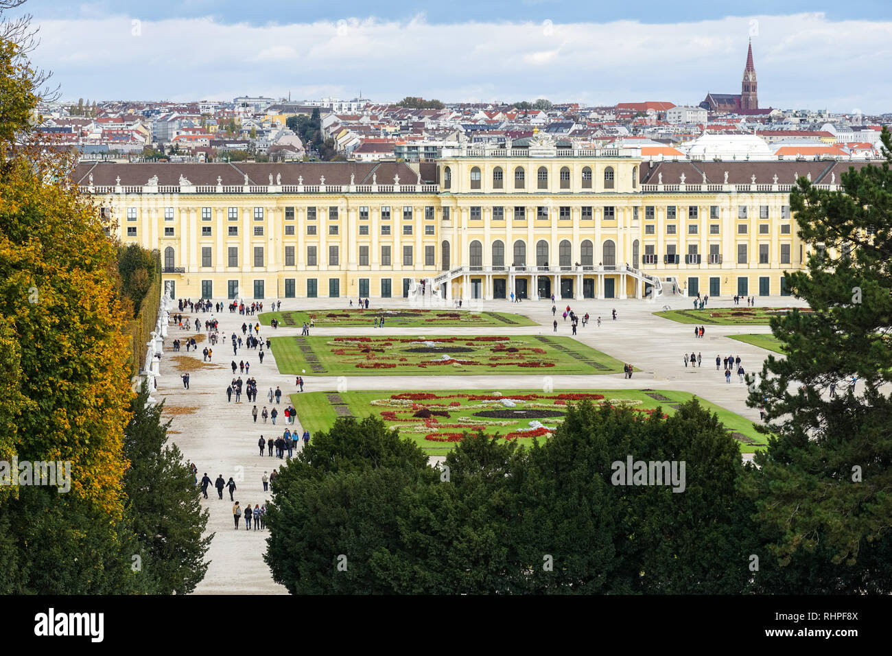 Vista panoramica del Palazzo di Schönbrunn con Vienna in background, Vienna, Austria Foto Stock