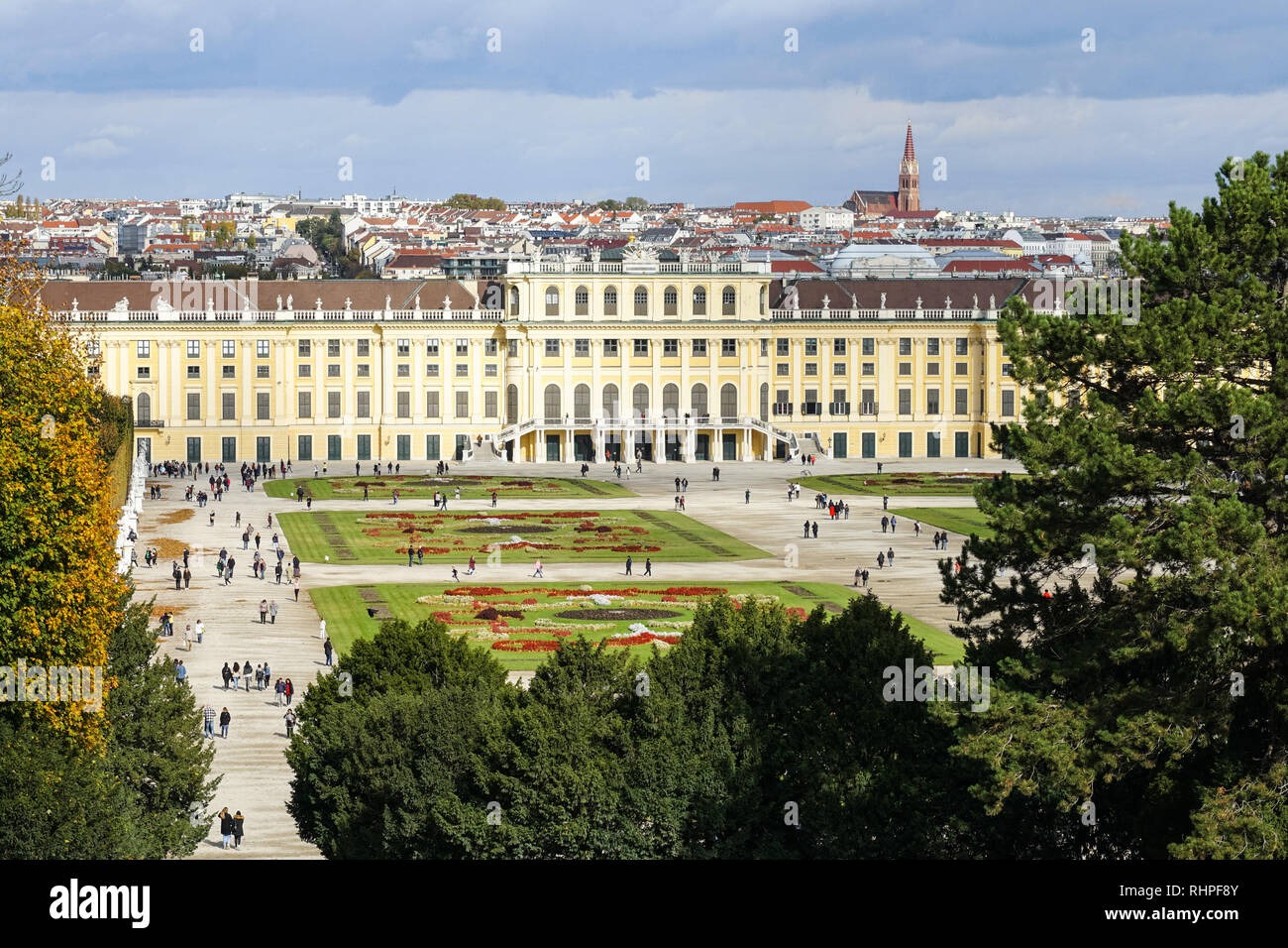Vista panoramica del Palazzo di Schönbrunn con Vienna in background, Vienna, Austria Foto Stock