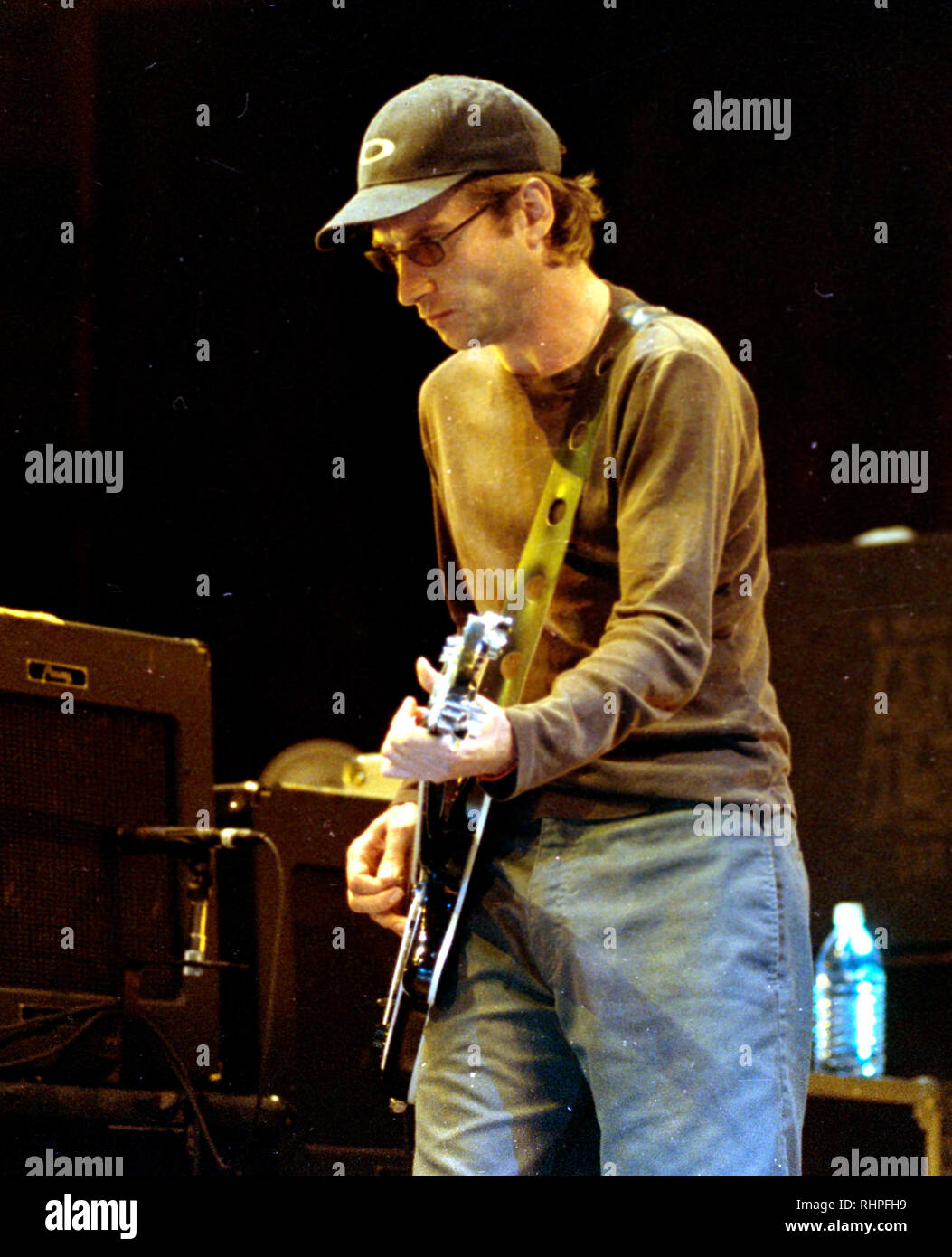 Pearl Jam's rhythm chitarrista Stone Gossard effettuando al Centro Tweeter in Mansfield MA STATI UNITI D'AMERICA AGOSTO 2000 foto di bill belknap Foto Stock