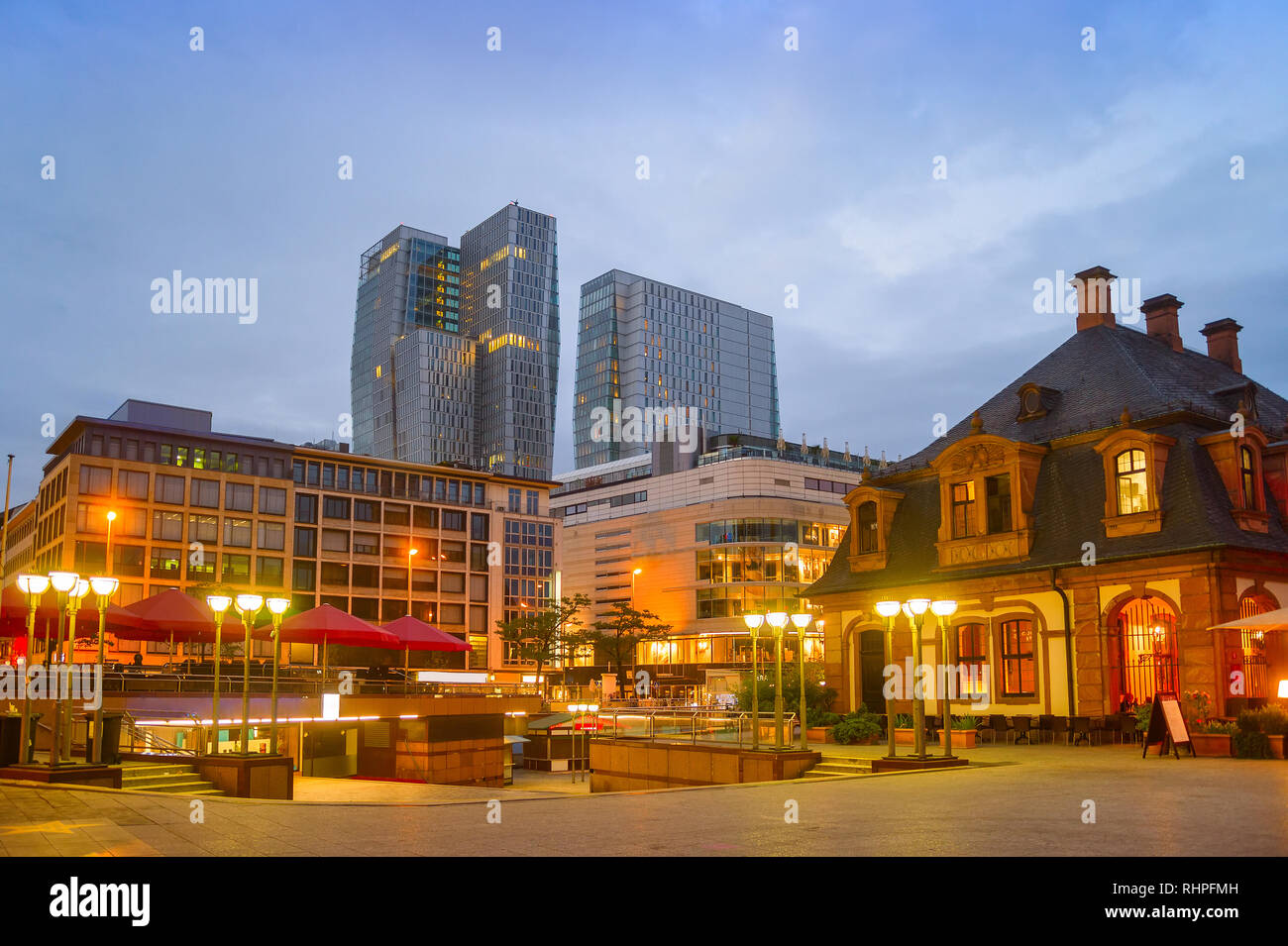 Sera cityscape di Francoforte con illuminata vista downtown, moderni grattacieli e ristoranti, Frankfurt am Main, Germania Foto Stock