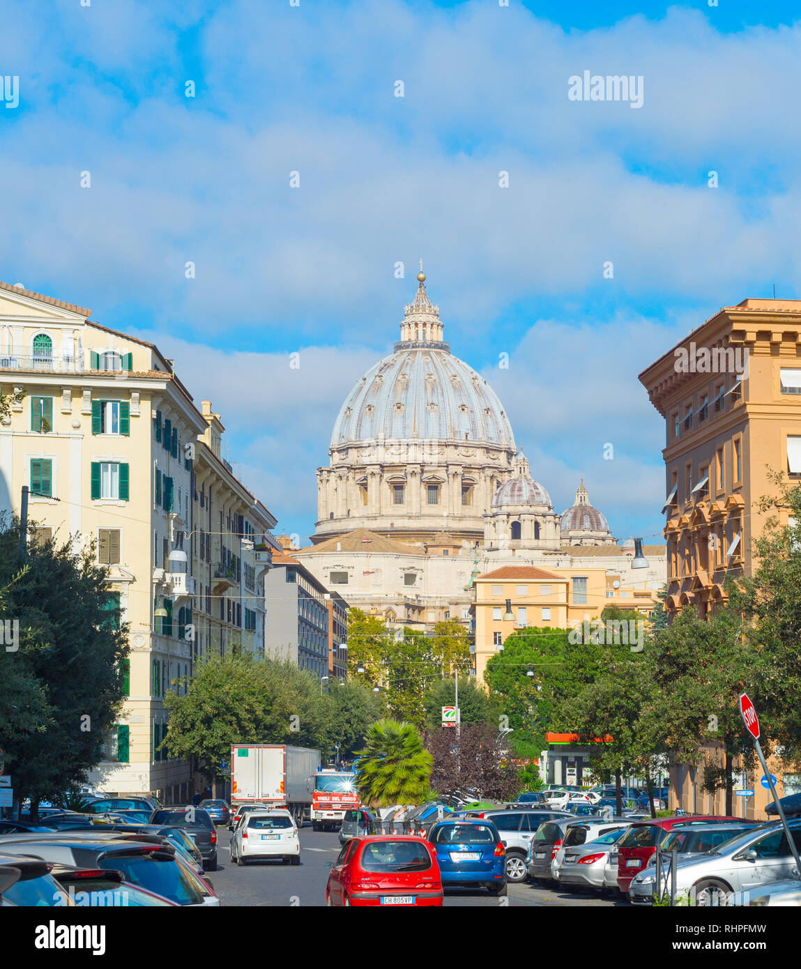Roma, Italia - 01 novembre 2016: il traffico sulla strada di Roma con vista della Basilica di San Pietro in Vaticano Foto Stock