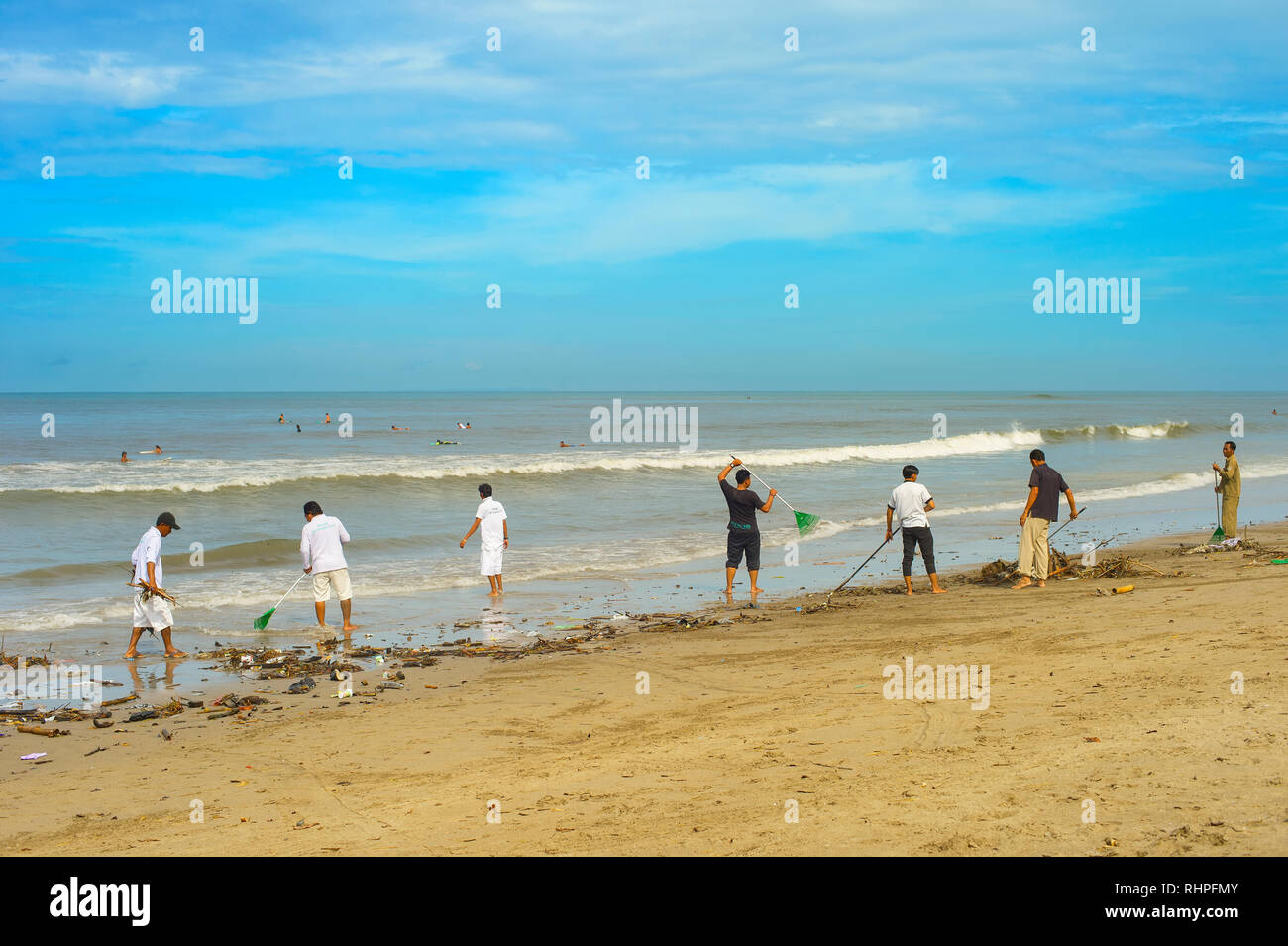 Isola di Bali, Indonesia - 03 Aprile 2017: gruppo di persone la pulizia spiaggia dalla spazzatura e rifiuti in plastica. Foto Stock