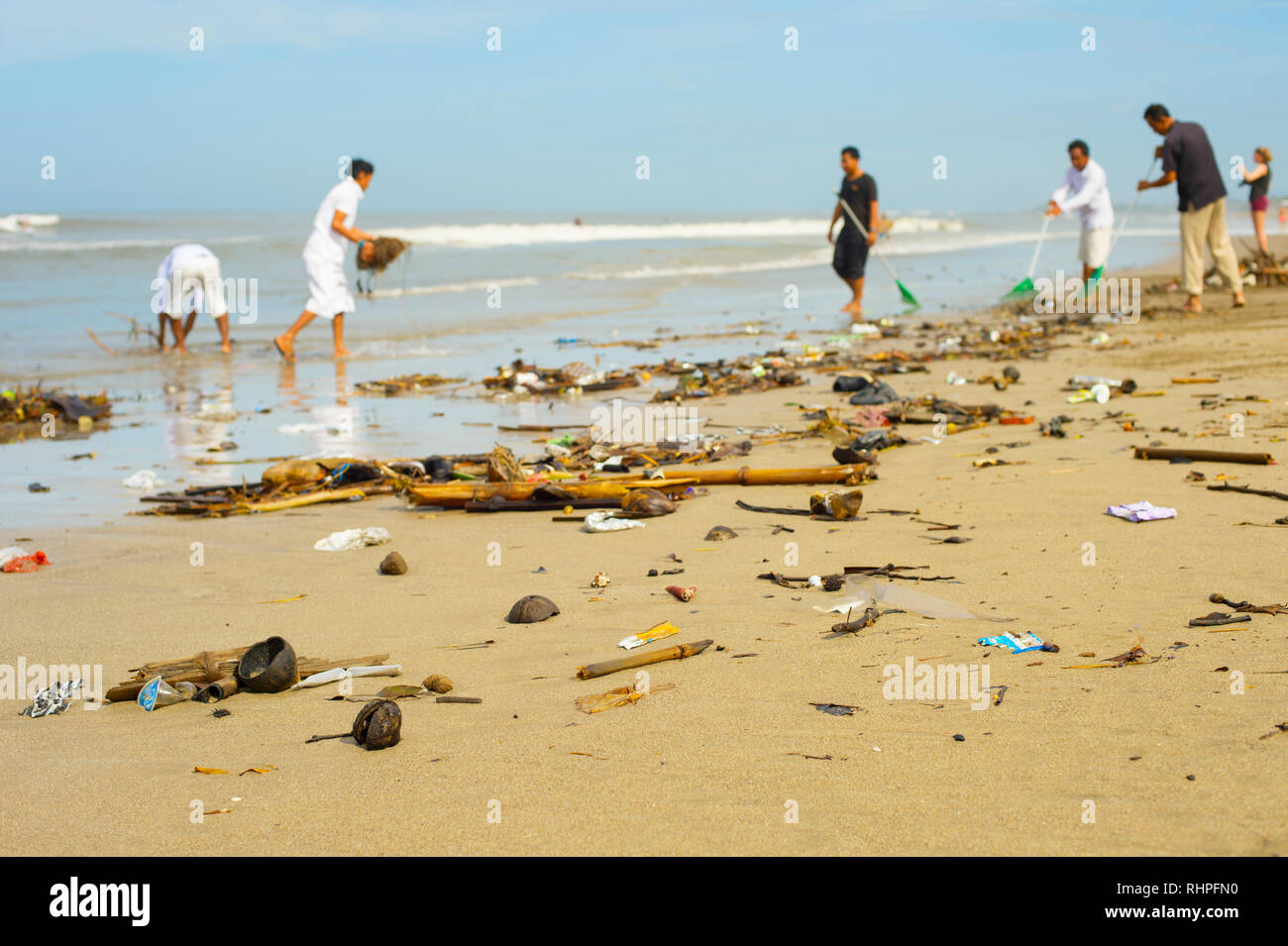 Gruppo di persone la pulizia spiaggia dalla spazzatura e rifiuti in plastica. Bali, Indonesia Foto Stock