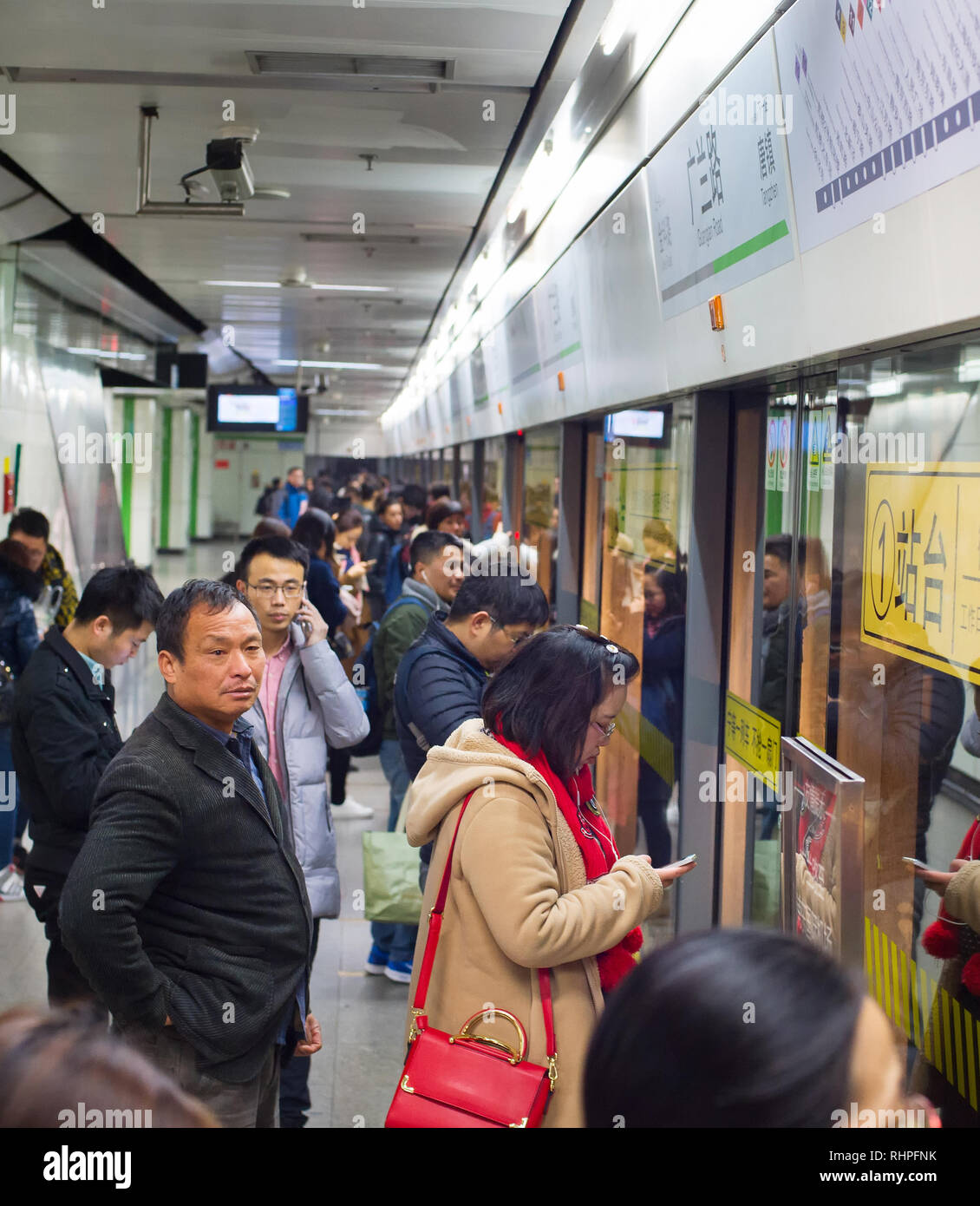 SINGAPORE - Feb 18, 2017: passeggeri in Singapore Mass Rapid Transit (MRT) treno. La MRT ha 102 stazioni ed è il secondo più antico sistema di metropolitana in modo Foto Stock