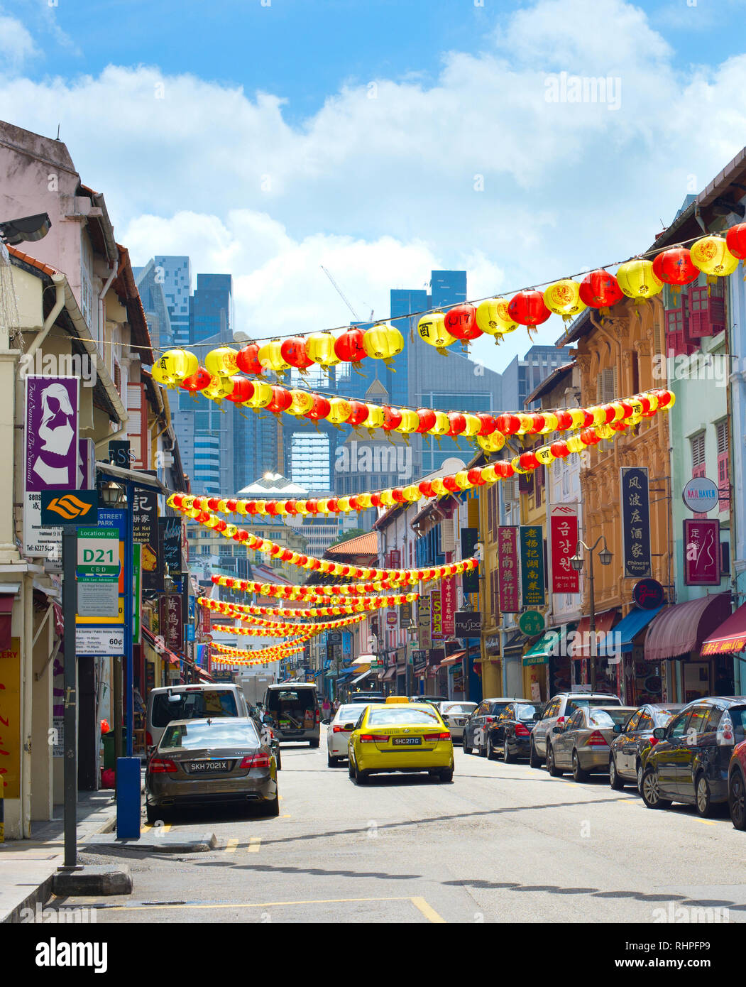 SINGAPORE - Febbraio 17, 2017: Chinatown street a Singapore con tradizionali decorazioni. Chinatown è il quartiere storico e la famosa località turistica des Foto Stock