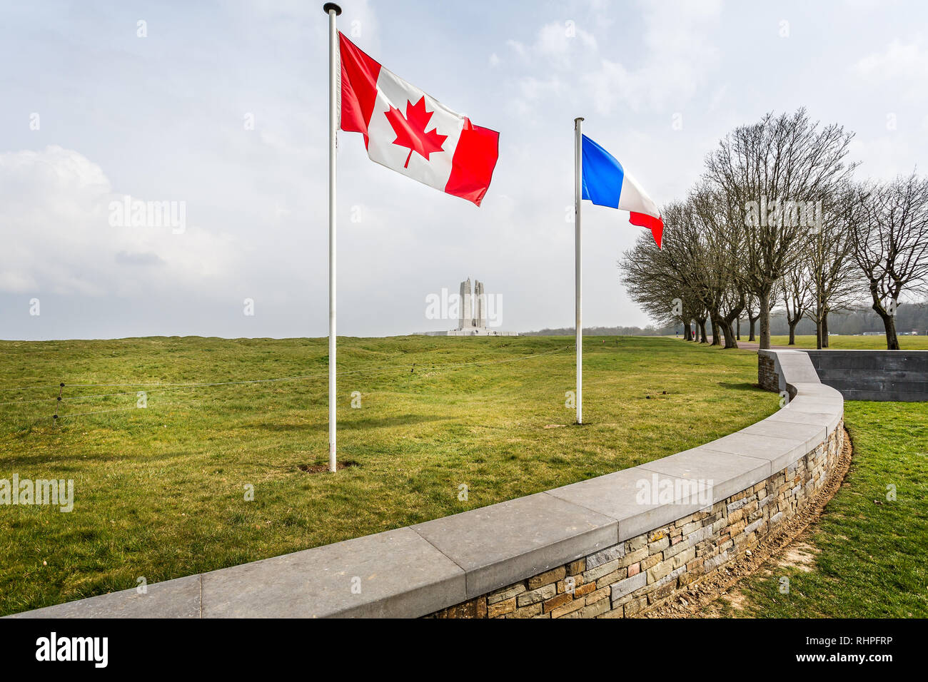 Canadese francese e bandiere di fronte al Canadian National Vimy Memorial vicino a Arras, Francia, dedicato al Canadian forza expeditionary mem Foto Stock