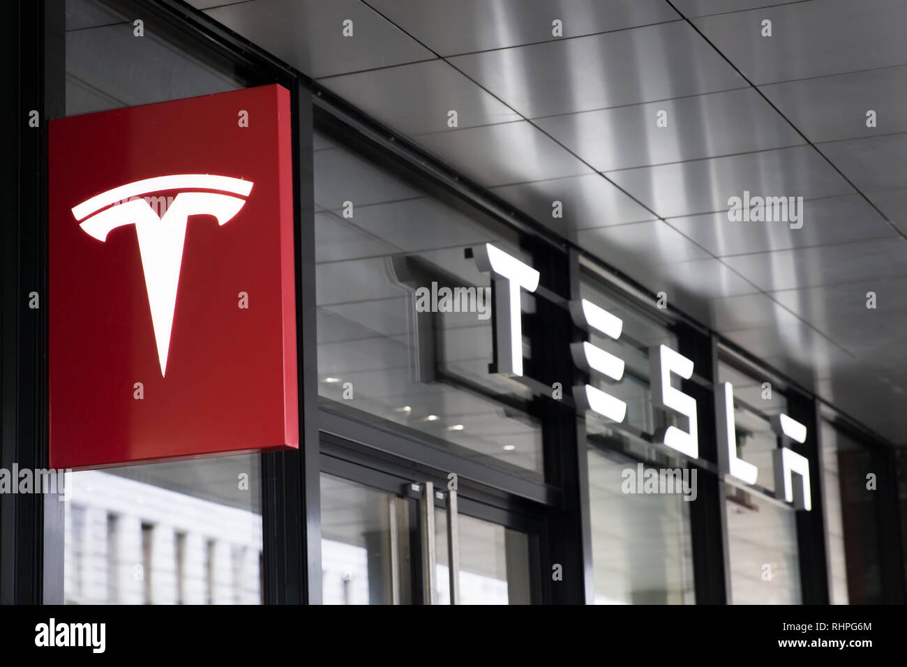 BASEL, Svizzera - 24 settembre 2018: dettaglio da Tesla store a Basilea in Svizzera. È una società americana che si specializza in automot elettrico Foto Stock