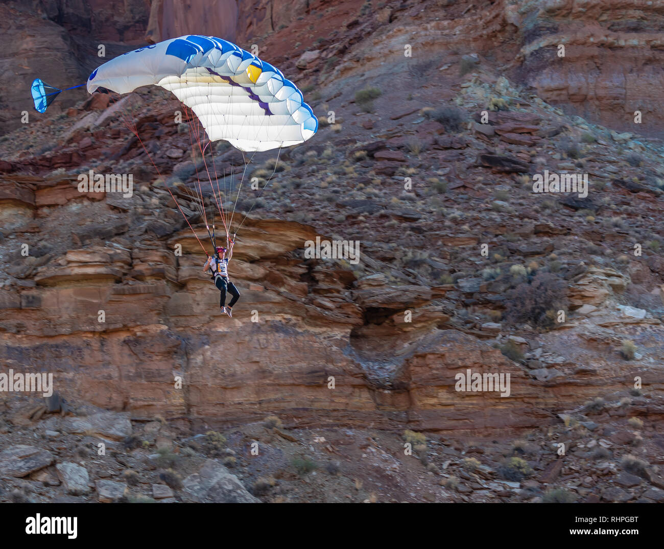 Tim Sosebee BASE Jumping vicino a Moab Utah Foto Stock