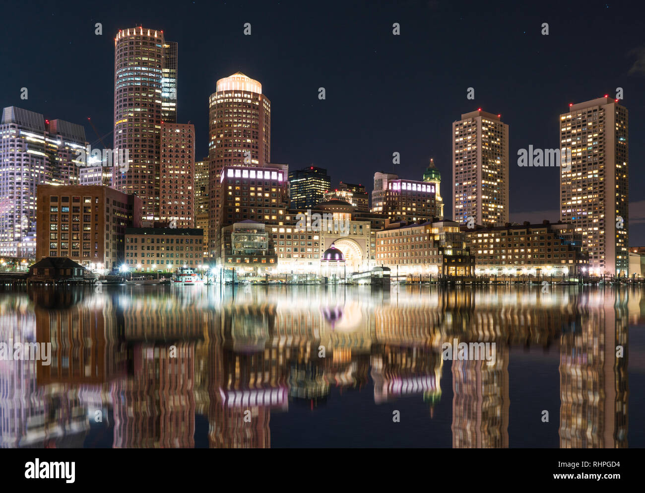 La riflessione del Boston skyline della città di notte dalla ventola di Pier Park Foto Stock