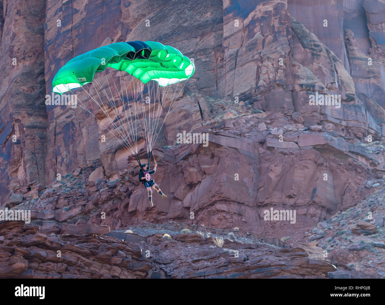 Rowan Lovell BASE jumping vicino a Moab Utah Foto Stock