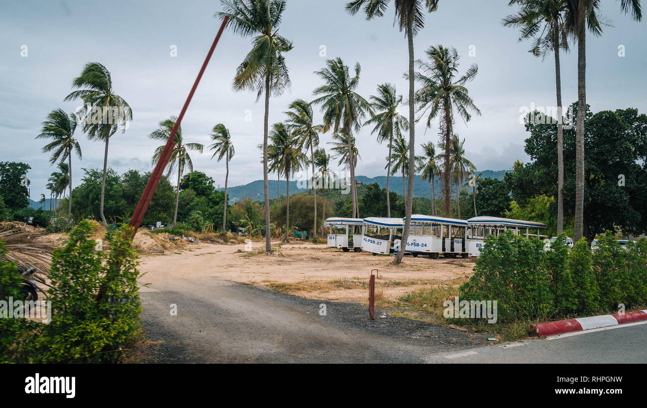 Carrelli abbandonati/tram vicino a Samui Aeroporto Internazionale a Ko Samui, Tailandia Foto Stock