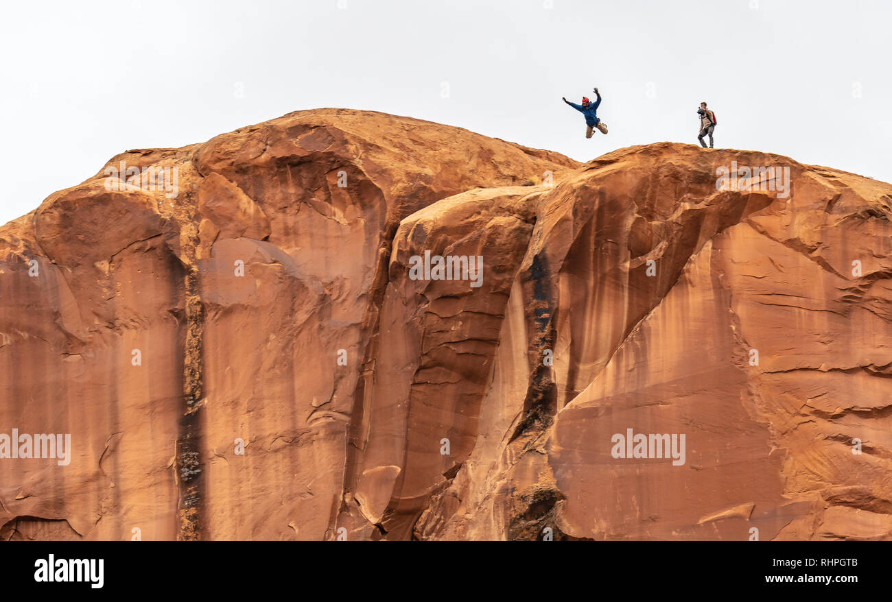 Rollin Gieker base jump da un punto di uscita chiamato lapide nei pressi di Moab Utah Foto Stock
