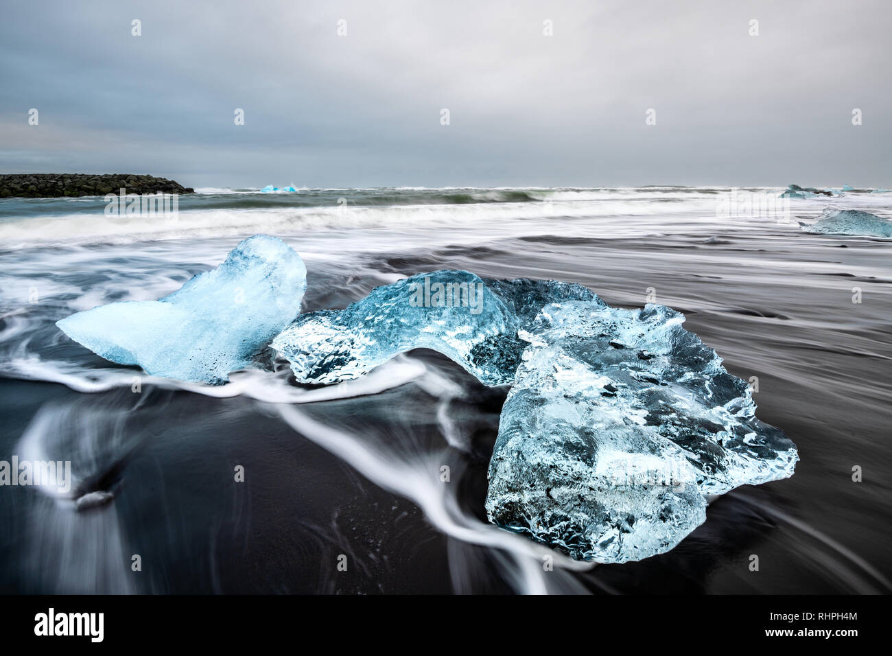 La incredibilmente bella spiaggia di diamante. Trova il da Jökulsárlón laguna glaciale nel sud-est dell'Islanda. Blocchi di iceberg lavare fino su questa lava nera Foto Stock