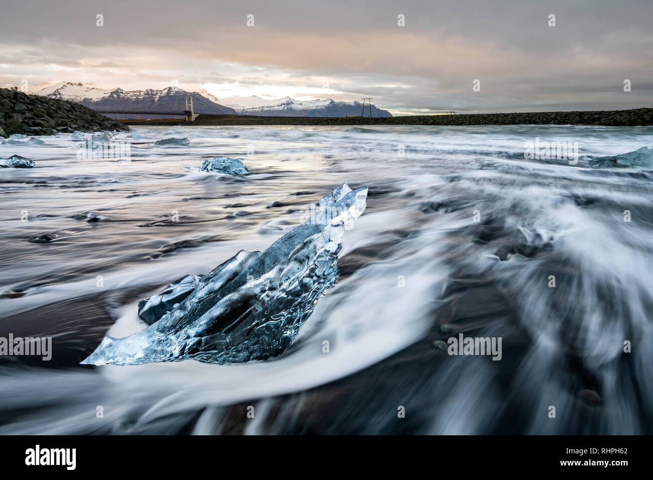 La incredibilmente bella spiaggia di diamante. Trova il da Jökulsárlón laguna glaciale nel sud-est dell'Islanda. Blocchi di iceberg lavare fino su questa lava nera Foto Stock