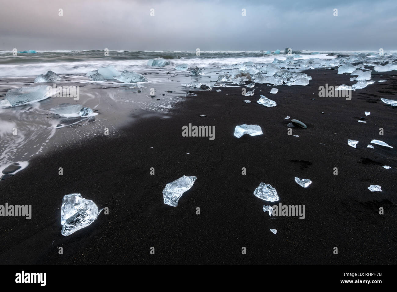 La incredibilmente bella spiaggia di diamante. Trova il da Jökulsárlón laguna glaciale nel sud-est dell'Islanda. Blocchi di iceberg lavare fino su questa lava nera Foto Stock