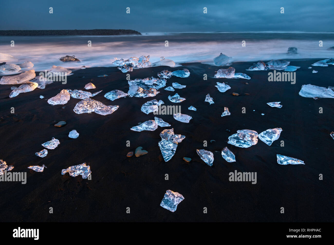 La incredibilmente bella spiaggia di diamante. Trova il da Jökulsárlón laguna glaciale nel sud-est dell'Islanda. Blocchi di iceberg lavare fino su questa lava nera Foto Stock