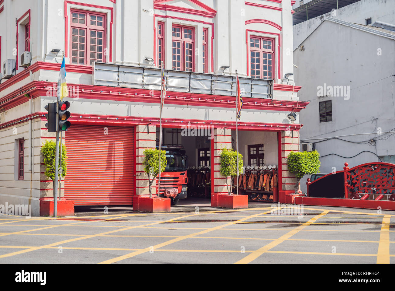 Stazione dei vigili del fuoco e camion dei pompieri in Malaysia, Penang Island Foto Stock